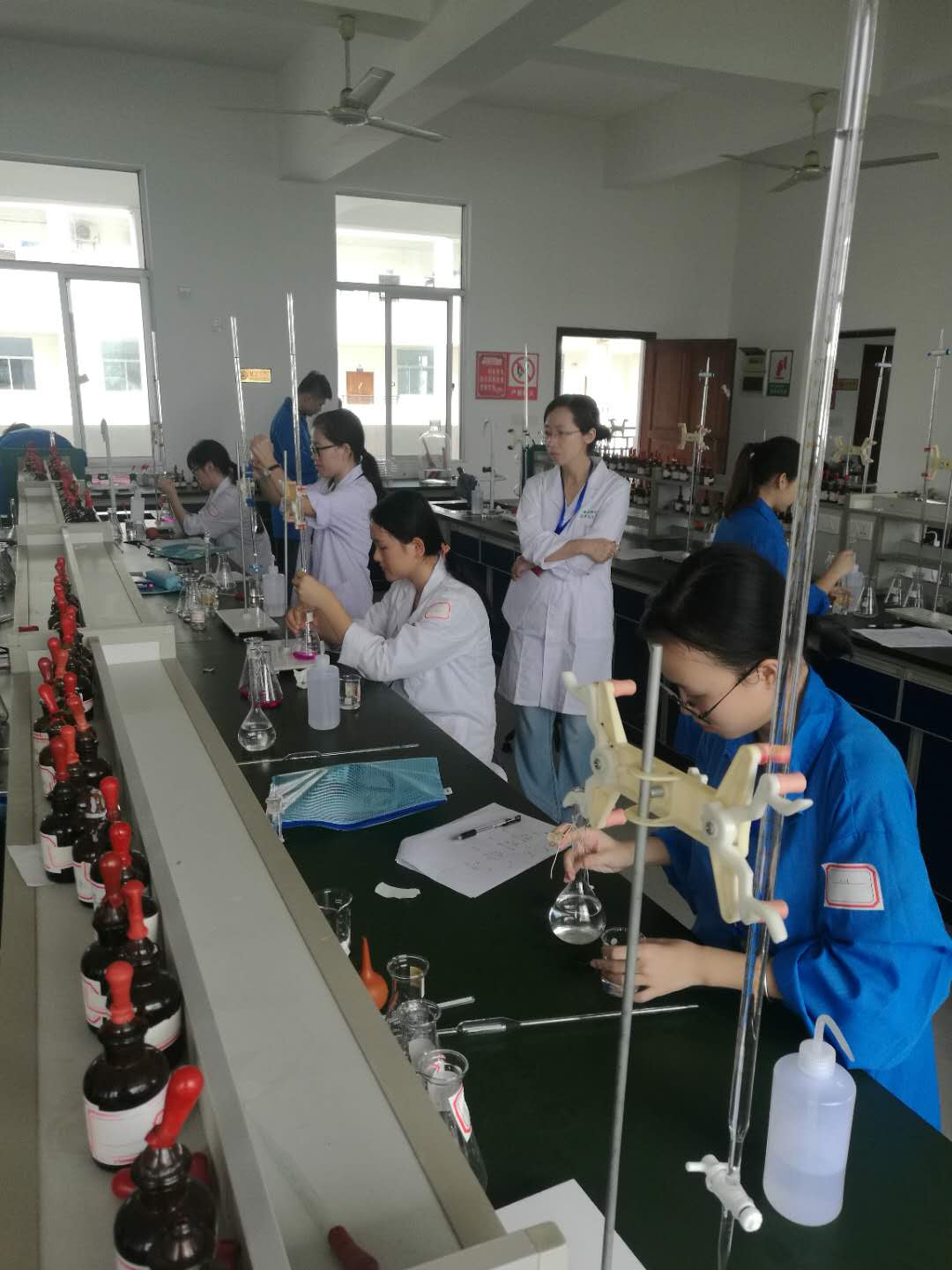 海南省高等学校第一届大学生化学实验技能竞赛在我校成功举办
