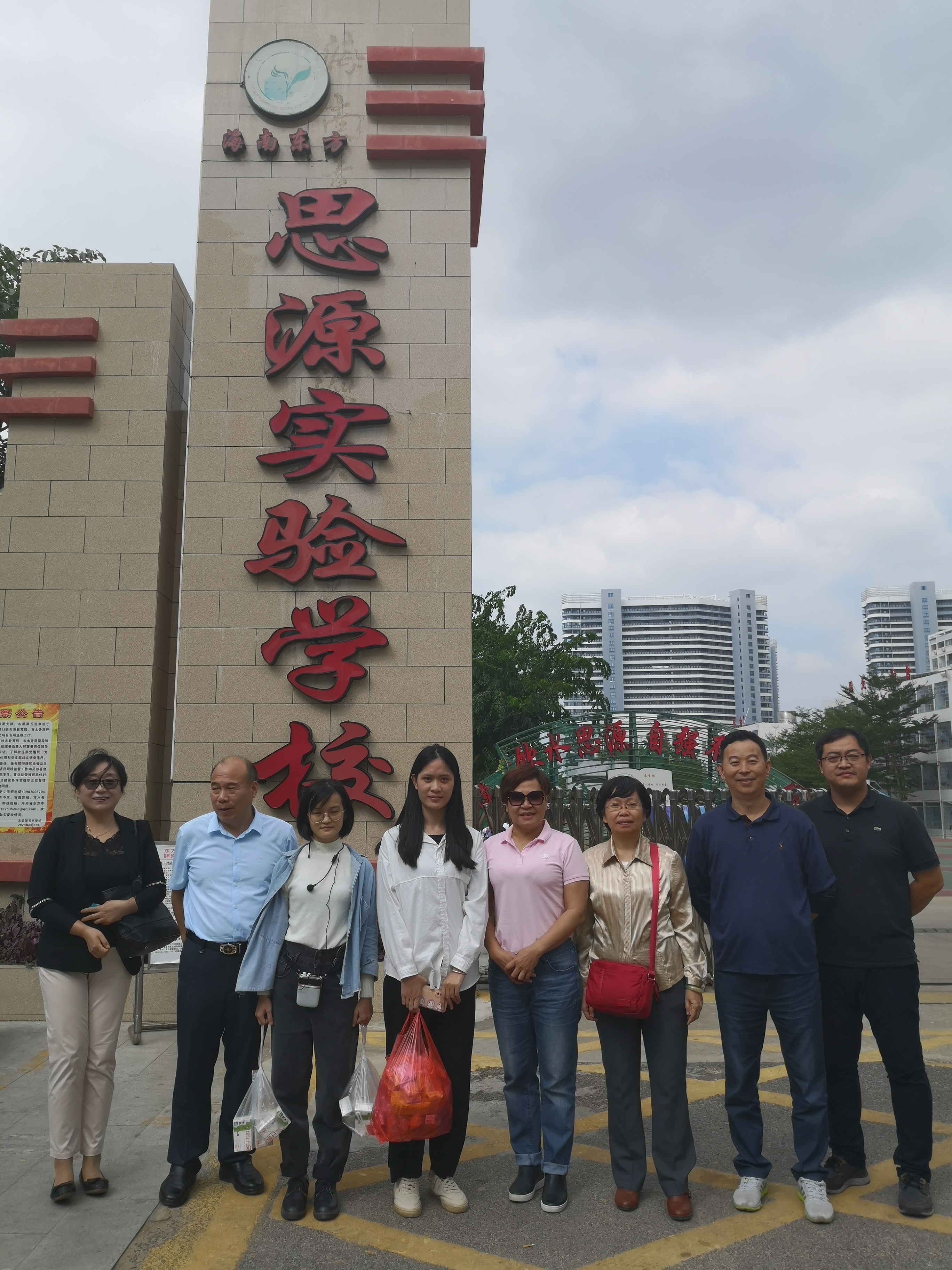 学院党委书记杨钰带队看望慰问顶岗实习（支教）学生