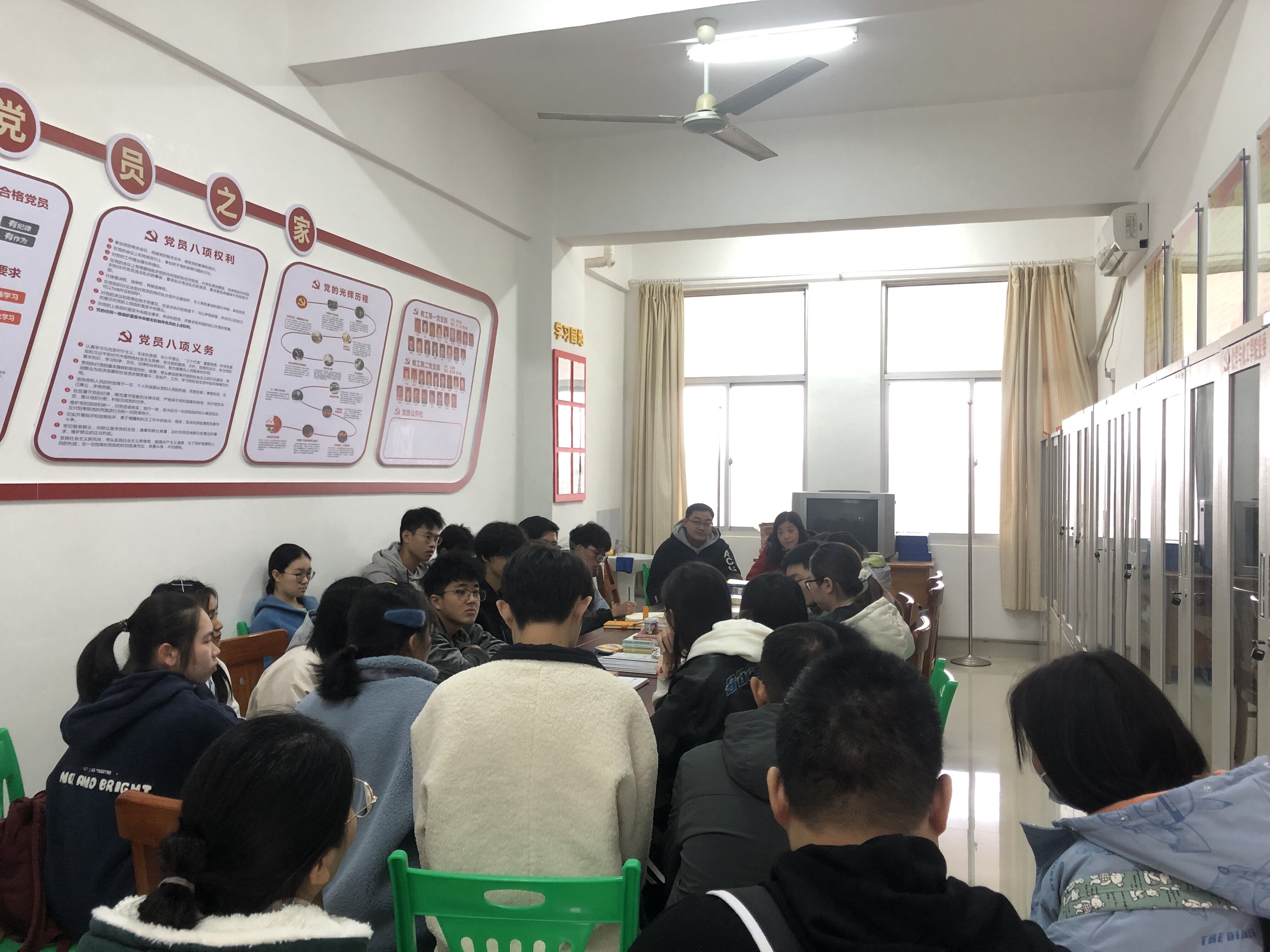 学院党委召开2020年度民主生活会征求学生意见和建议座谈会