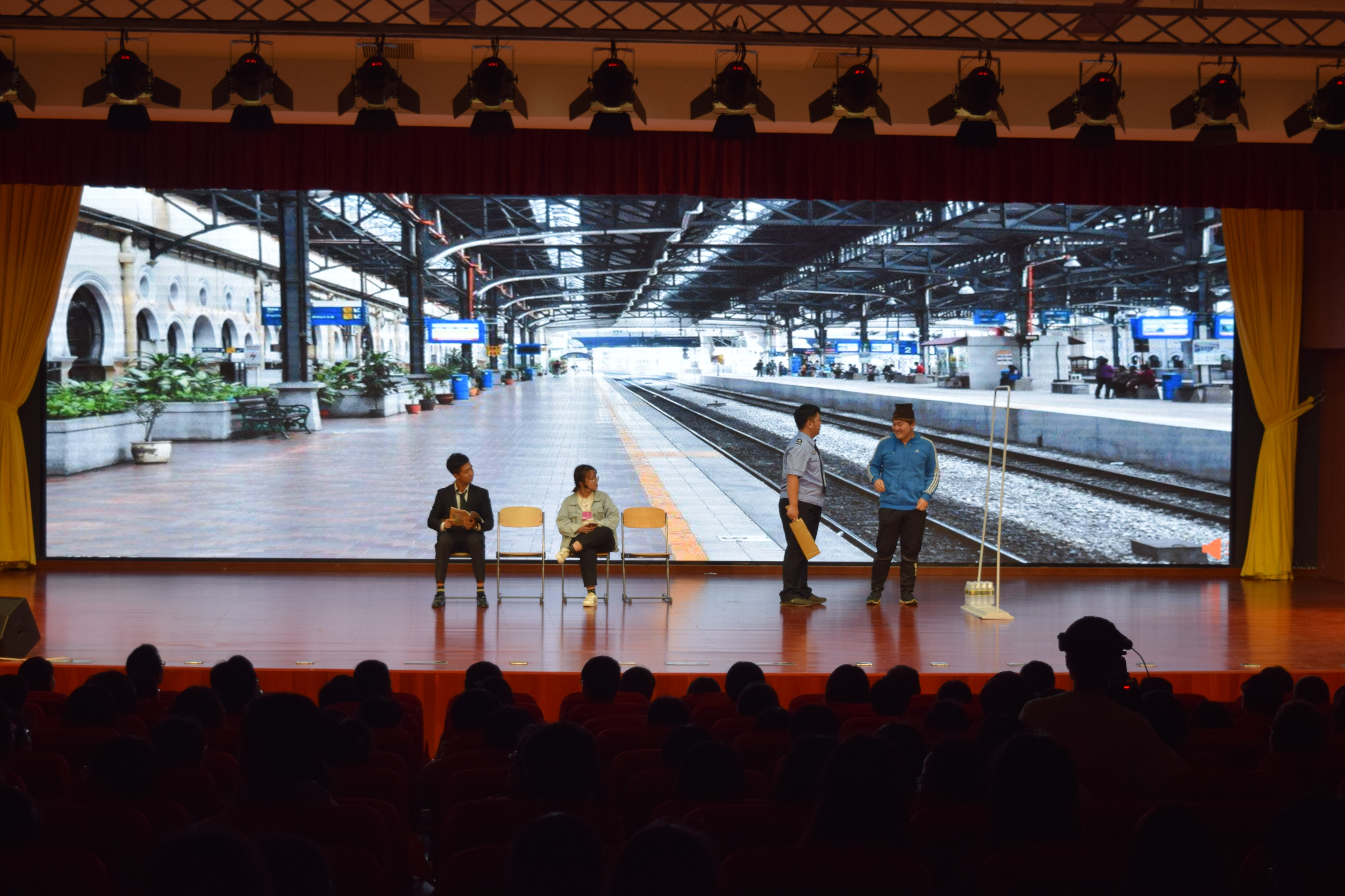 学院师生、校友迎新年晚会剪影
