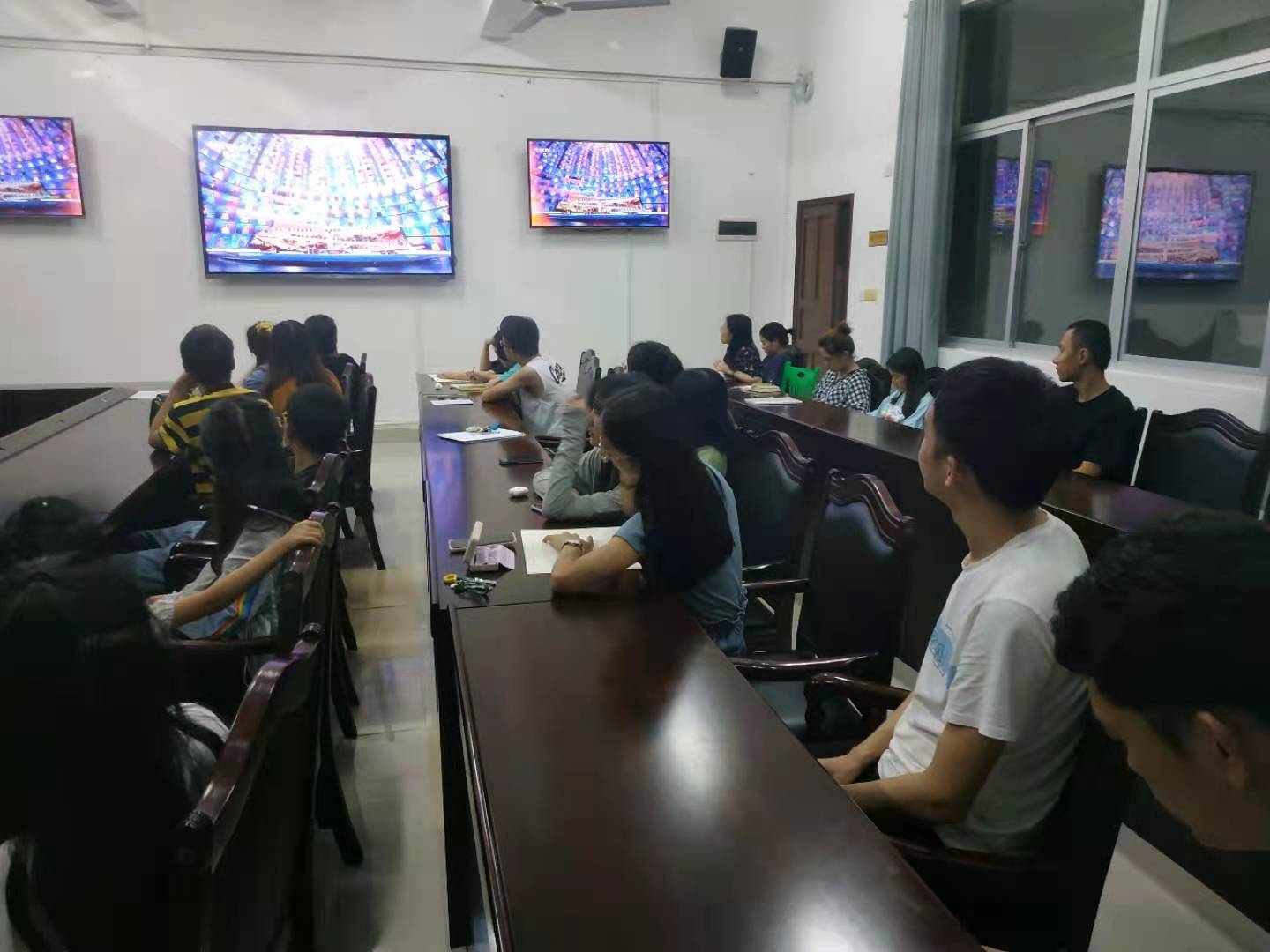 我院组织研究生观看《全国大学生党史知识竞答大会》