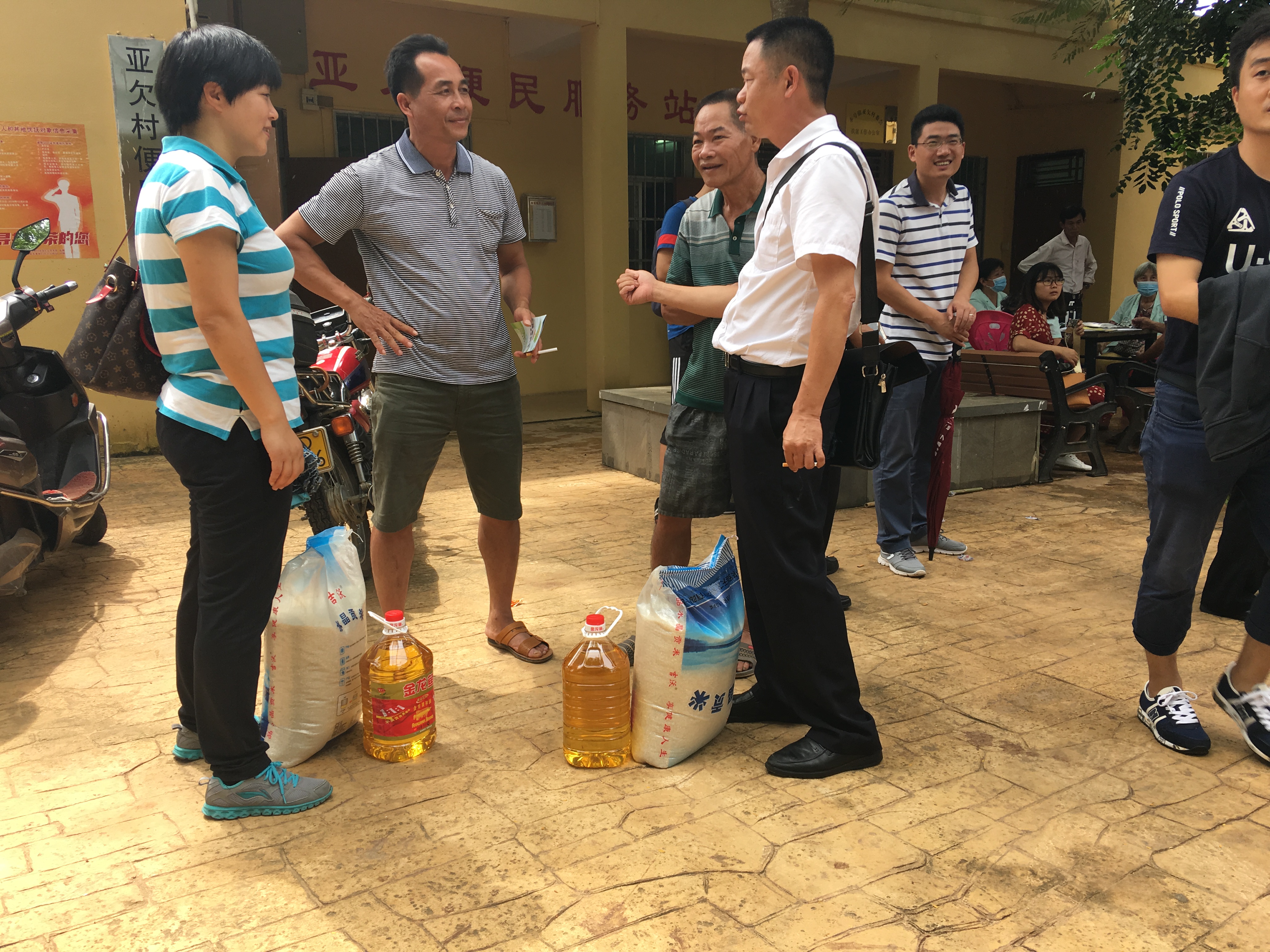 化学与化工学院教师党员代表参加陵水亚欠村扶贫日系列活动