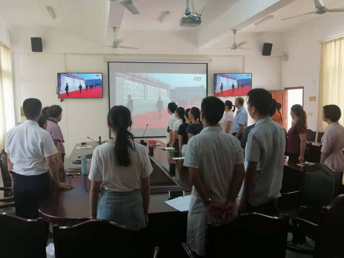 化学与化工学院组织观看“9.30国家烈士纪念日直播”活动