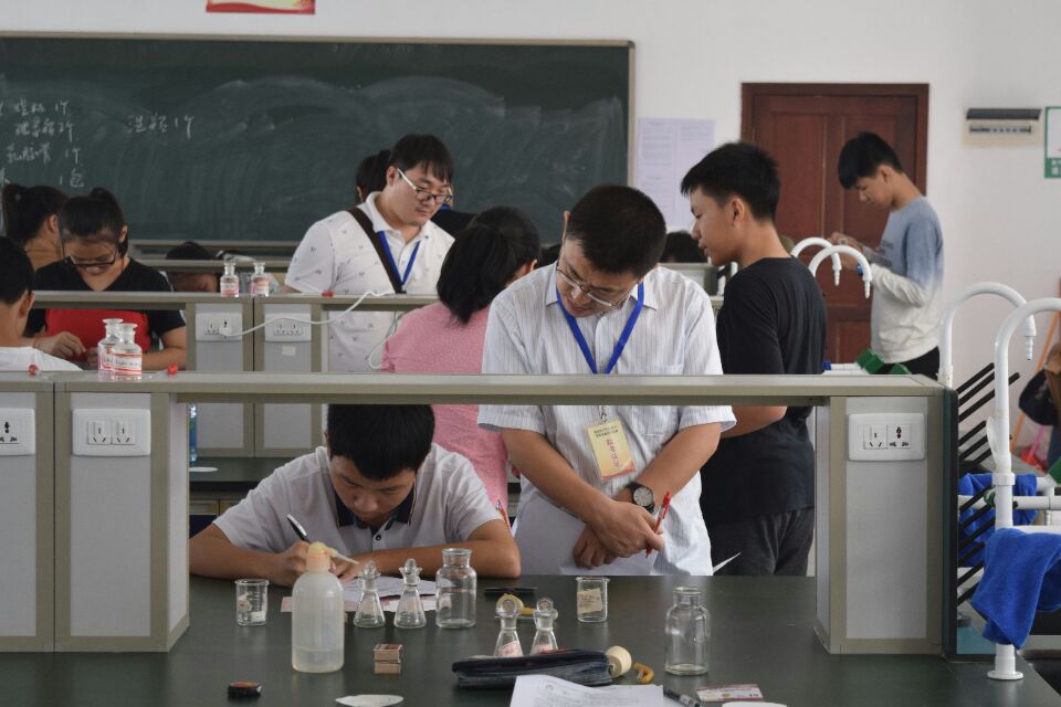 化学与化工学院成功承办海南省第二十届中学生化学实验操作竞赛