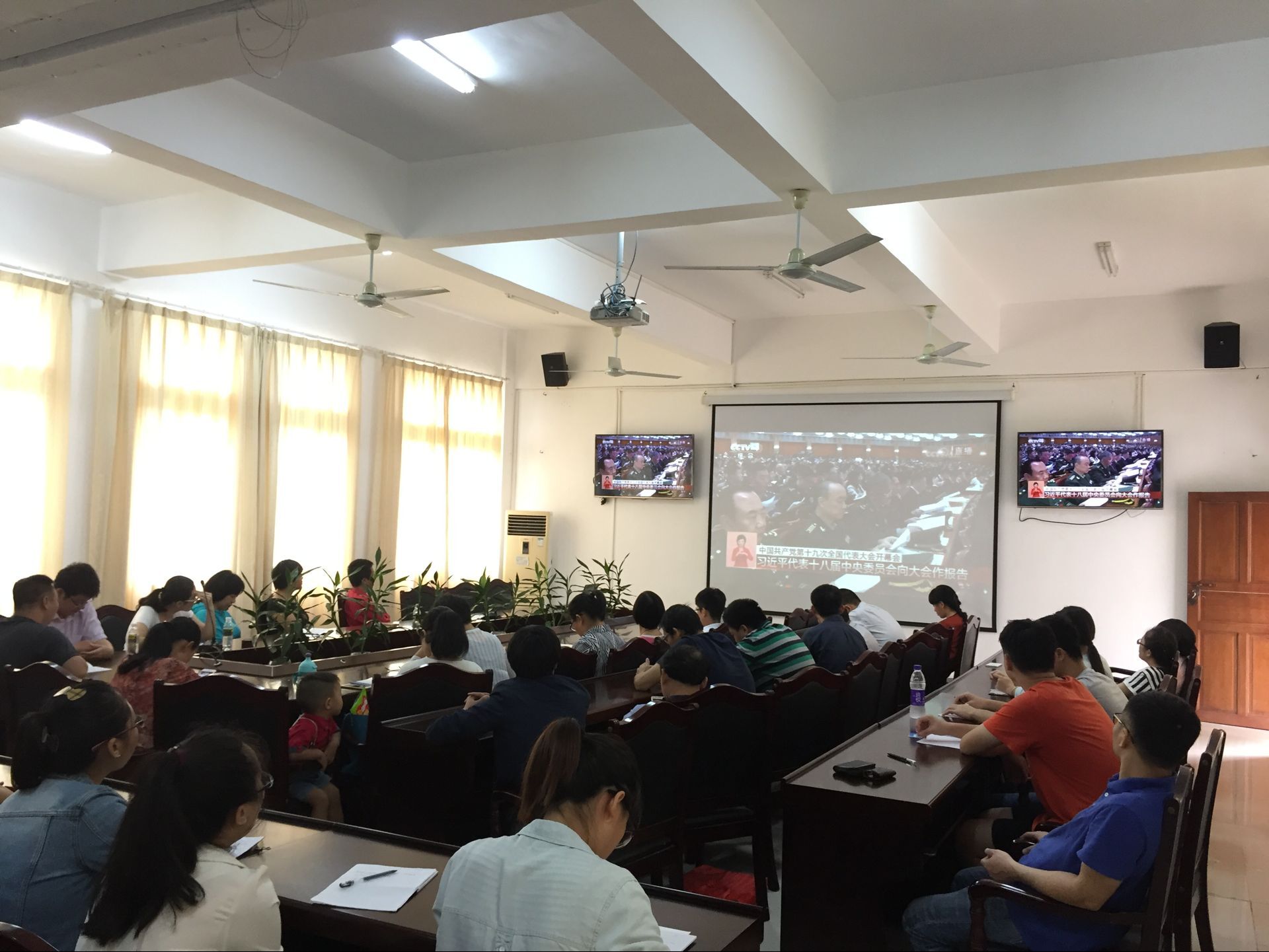 化学与化工学院师生热切关注十九大开幕盛况 热议总书记的报告