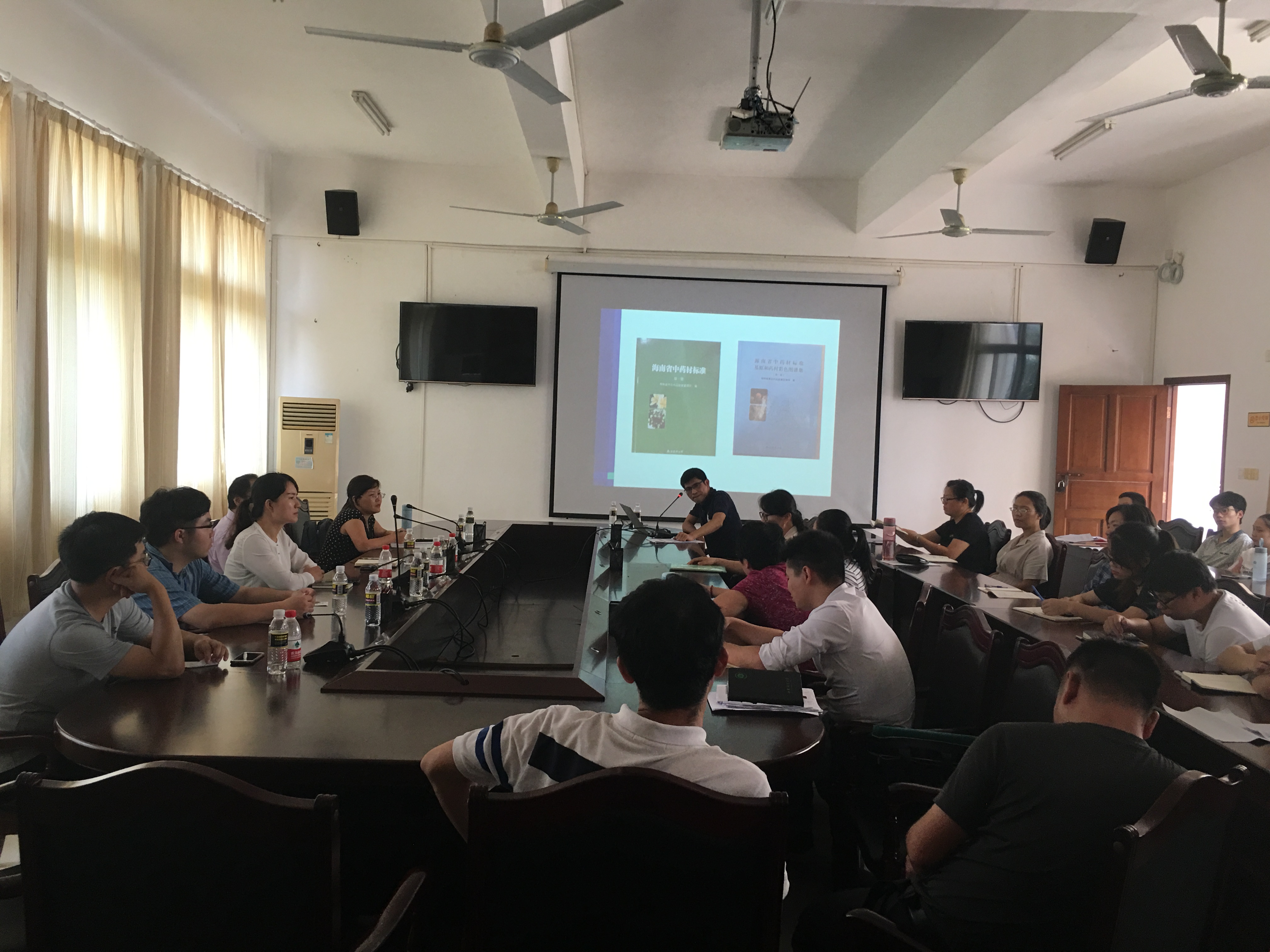 我院特邀省科技厅药学专家唐菲副研究员作学术交流