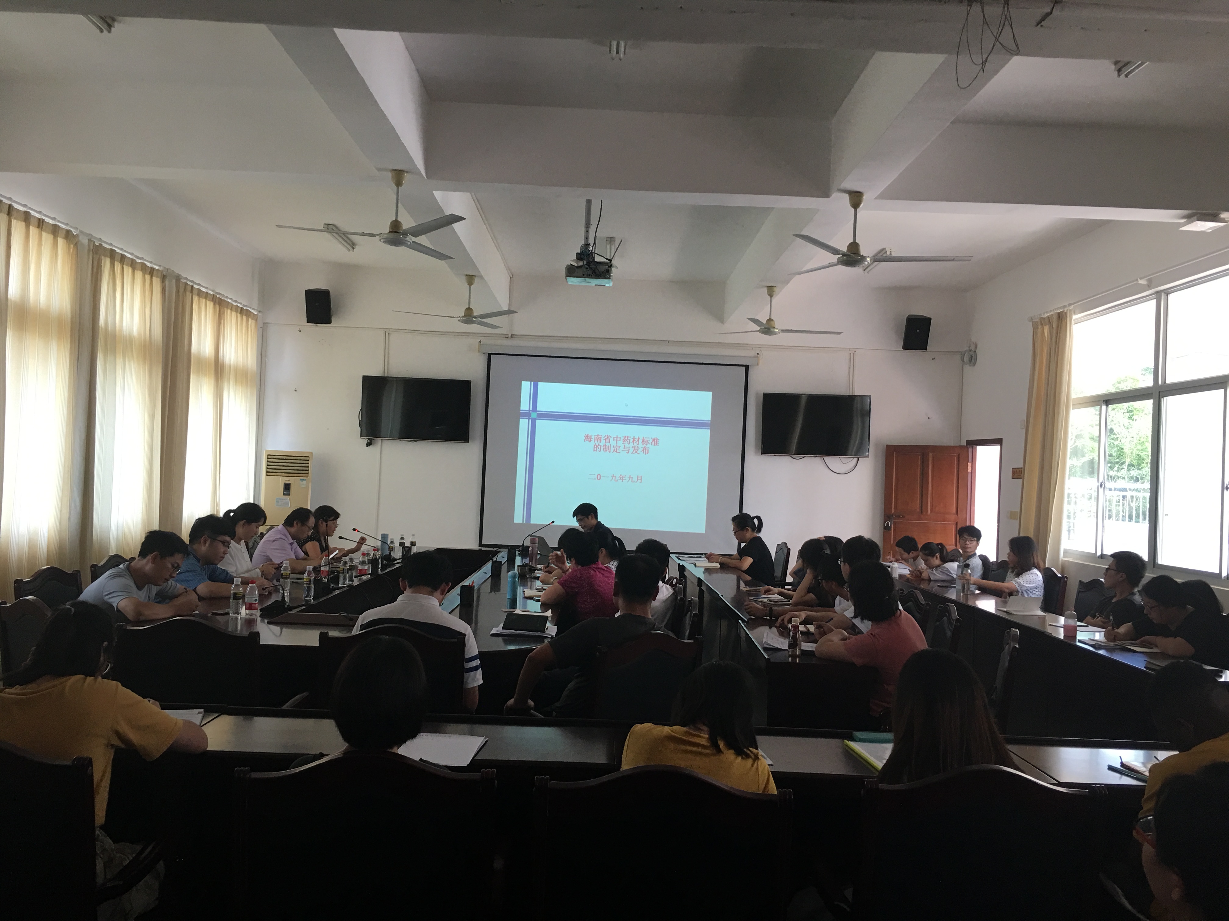 我院特邀省科技厅药学专家唐菲副研究员作学术交流