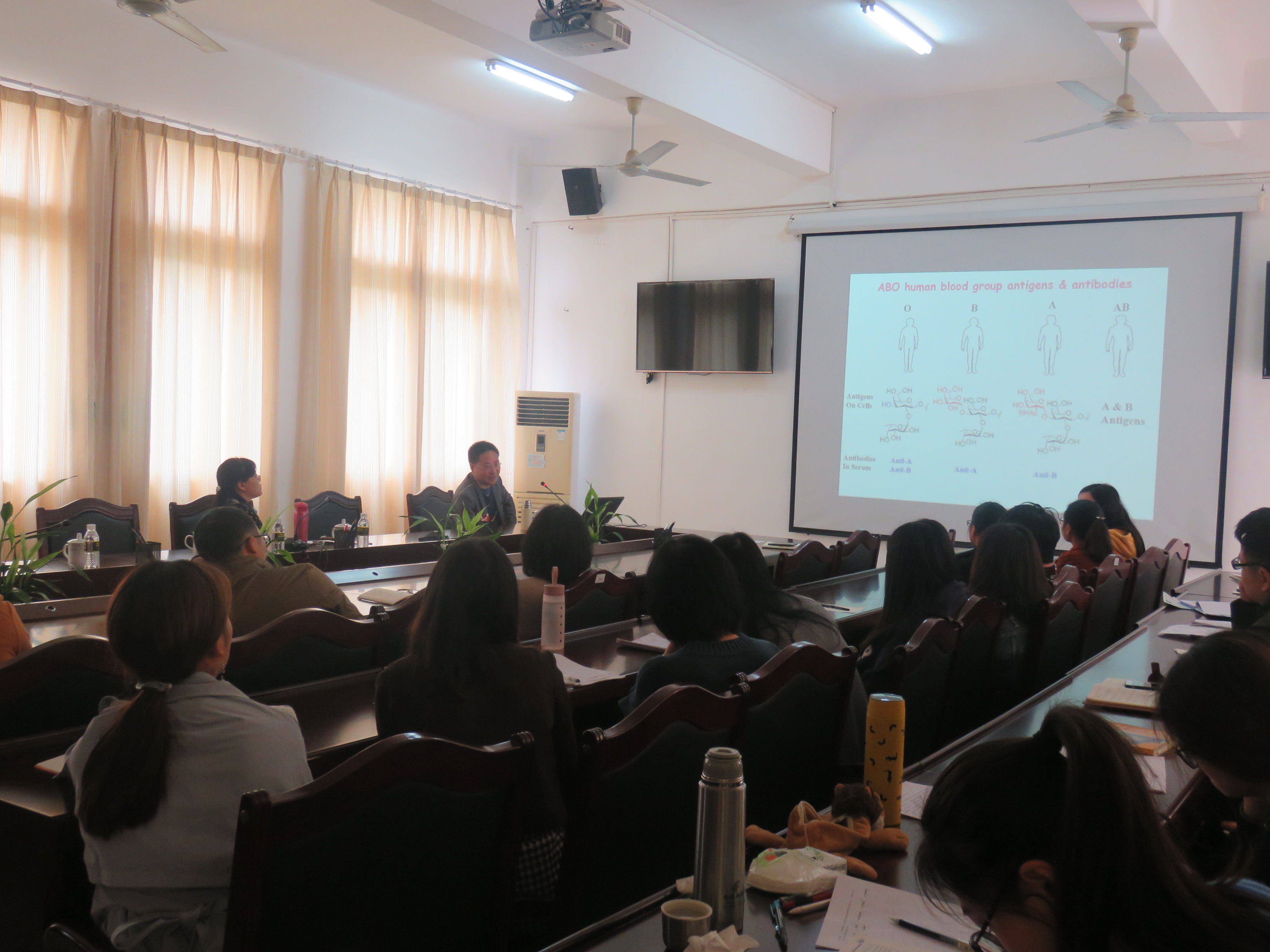 我院特邀重庆师范大学黄刚良教授作学术交流